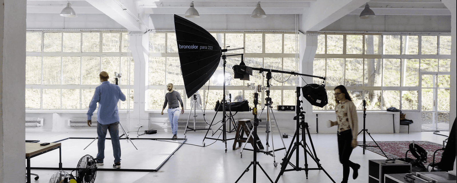 Studio: Illustration of a creative studio space, representing artistic work and design.